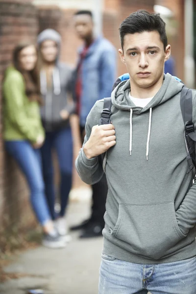 Adolescente sentindo-se intimidado enquanto caminha para casa — Fotografia de Stock