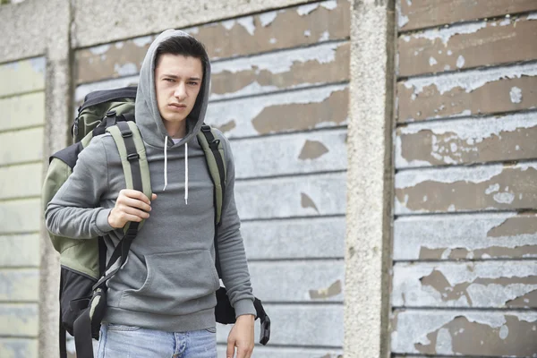 Menino adolescente sem-teto na rua com mochila — Fotografia de Stock