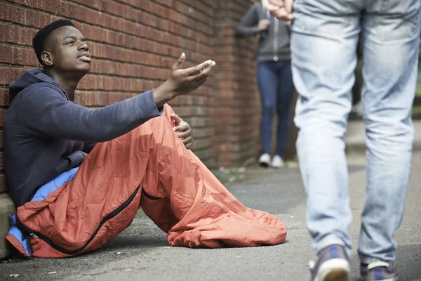 Menino adolescente sem-teto implorando por dinheiro na rua — Fotografia de Stock