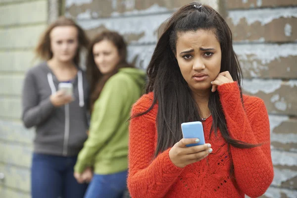 Tonårig flicka mobbad av textmeddelande — Stockfoto