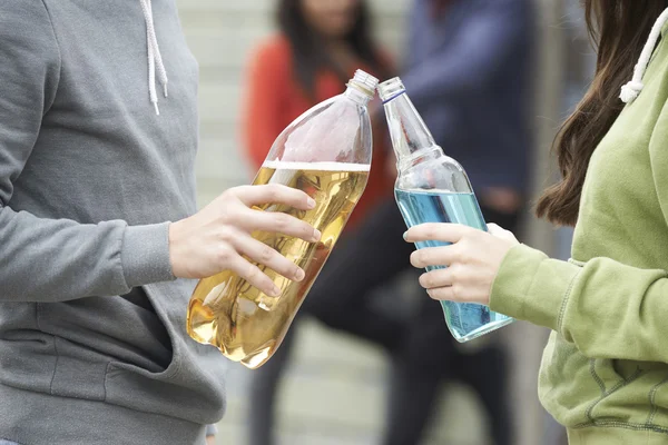 Närbild på teenage grupp dricka alkohol tillsammans — Stockfoto