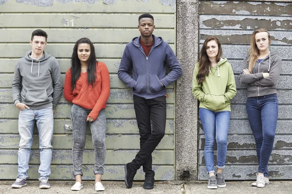 Banda di adolescenti appendere fuori in ambiente urbano — Foto Stock