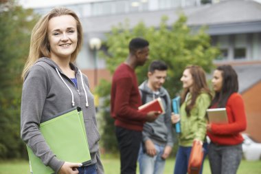 kolej bina dışında öğrenci grup portresi