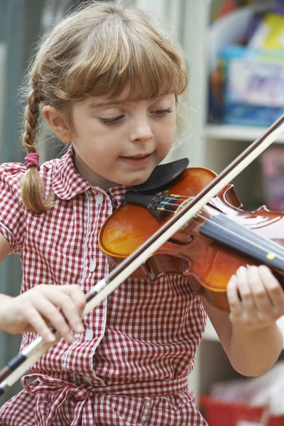 年轻的女孩，在学校里学习演奏小提琴 — 图库照片
