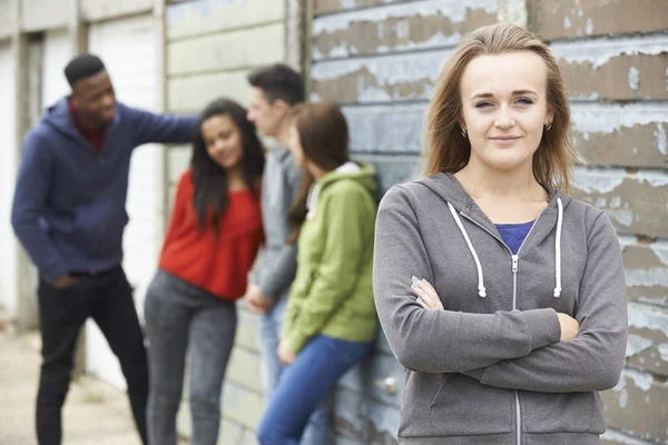 Grupp tonåriga vänner umgås i urban miljö — Stockfoto