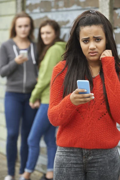 Tonårig flicka mobbad av textmeddelande — Stockfoto