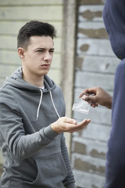 Adolescente chico comprar drogas en la calle de distribuidor —  Fotos de Stock