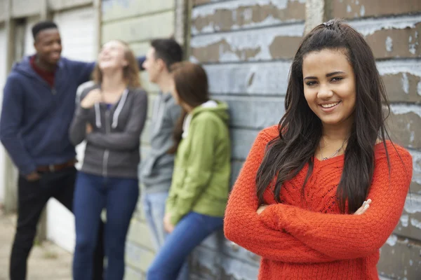 Grupo de amigos adolescentes pasando el rato en un entorno urbano — Foto de Stock