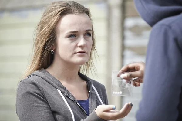 Menina adolescente comprando drogas na rua do revendedor — Fotografia de Stock