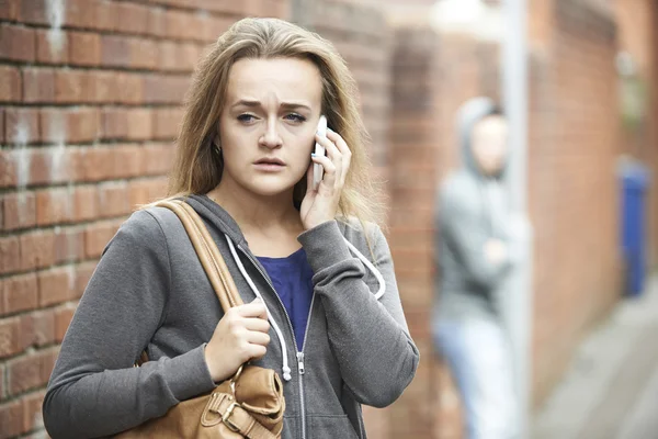 Tizenéves lány telefon használata, mint ő úgy érzi, megfélemlített, séta haza — Stock Fotó