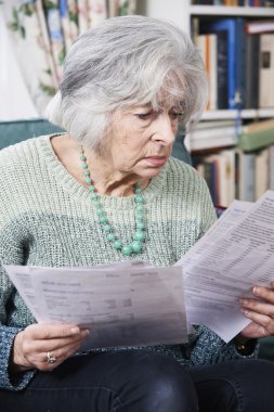 Faturaları gidiyor ve endişeli arayan kadın kıdemli