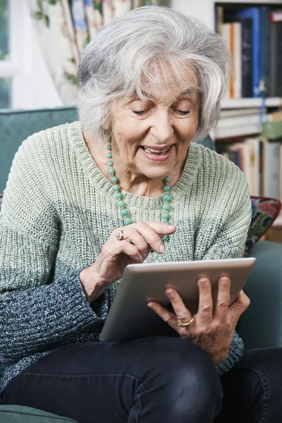 自宅でデジタルタブレットを使用しているシニア女性 — ストック写真