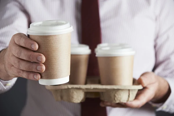 Uomo d'affari che tiene vassoio di caffè da asporto — Foto Stock