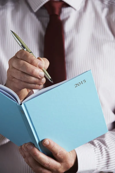 Επιχειρηματίας γραφή στο ημερολόγιό του 2015 — Φωτογραφία Αρχείου