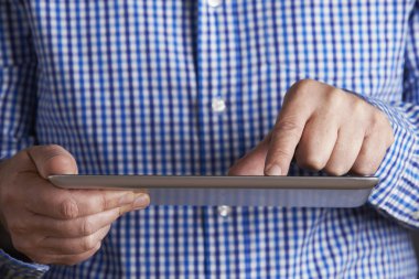 Dijital Tablet kullanan adam stüdyo çekim