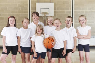 leerlingen in elementary school basketbalteam