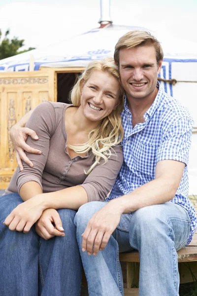 Pareja disfrutando de unas vacaciones de camping en Yurta tradicional — Foto de Stock