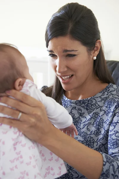 Madre frustrada que sufre de depresión post-natal — Foto de Stock