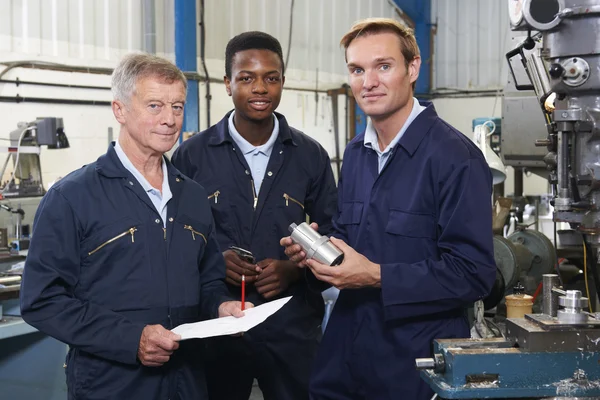 Team Of Engineers Having Discussion In Factory — Stock Photo, Image