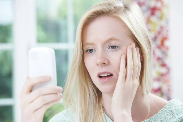 Teenager-Mädchen Opfer von Mobbing per SMS — Stockfoto