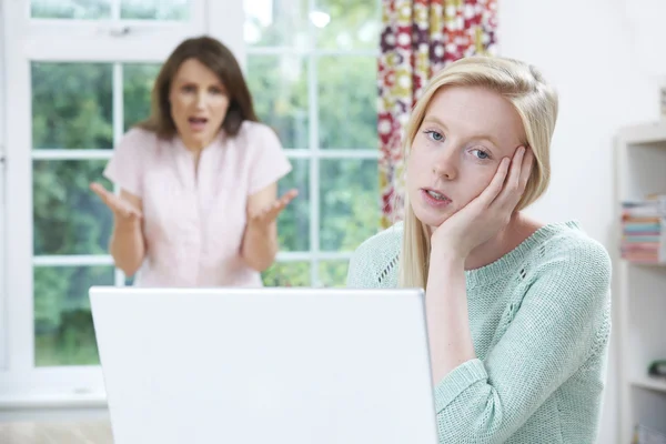 Mãe argumentando com a filha adolescente sobre a atividade online — Fotografia de Stock