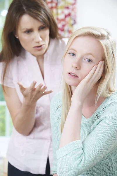 Madre litigando con figlia adolescente — Foto Stock