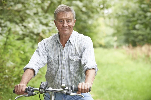 Starší muž líbí jízda cyklus v přírodě — Stock fotografie