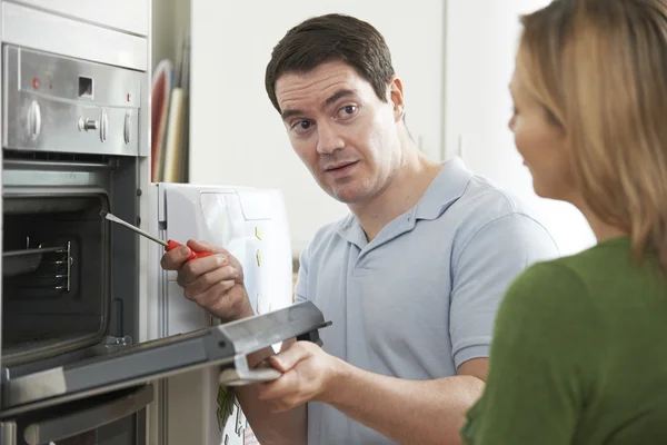 Engineer Giving Woman Advice On Kitchen Repair — Stock Photo, Image