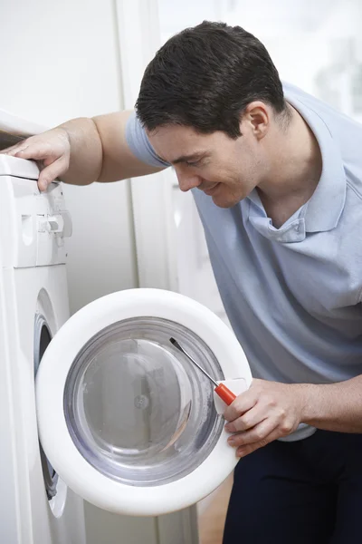 Engenheiro Mending Máquina de lavar roupa doméstica — Fotografia de Stock