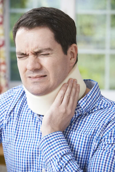 Hombre con cuello quirúrgico en el dolor —  Fotos de Stock