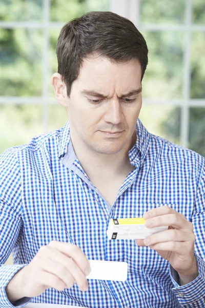 Muž čtení informací o drogové balení — Stock fotografie