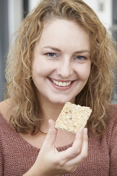 Mujer a dieta comiendo pan crujiente en casa —  Fotos de Stock