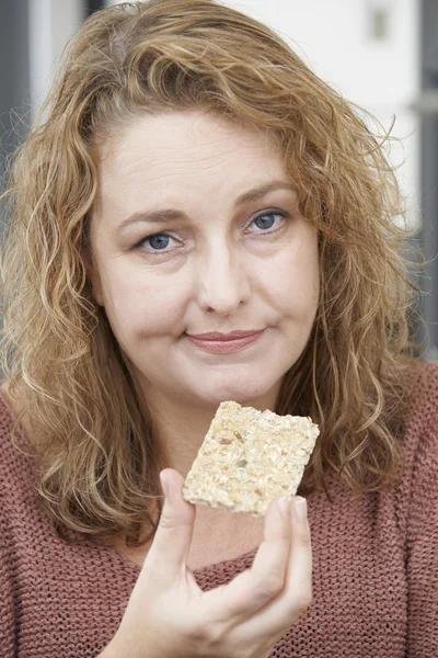 Donna annoiata a dieta mangiare pane croccante a casa — Foto Stock