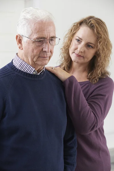 Serio anziano uomo con adulto figlia a casa — Foto Stock