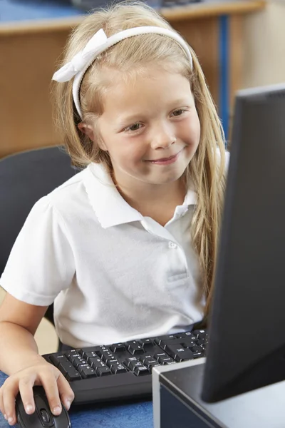 Aluno da escola primária feminina na aula de informática — Fotografia de Stock