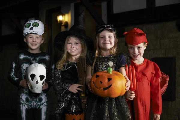 A gyermekek fogás vagy kezelő jelmez Halloween Party — Stock Fotó