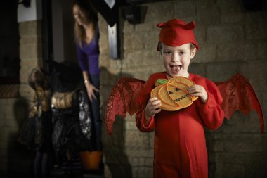 Cadılar Bayramı partisi çocuk hile veya kılık tedavi ile