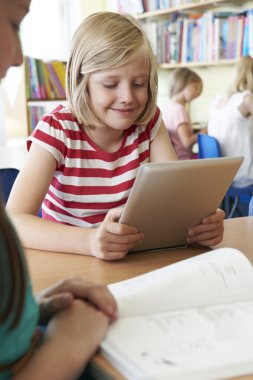 İlköğretim Okulu öğrenci sınıfta dijital tablet kullanma
