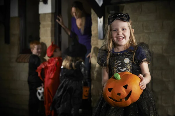 Fiesta de Halloween con niños truco o tratamiento en traje — Foto de Stock