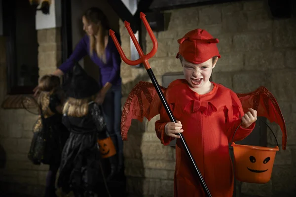 Festa de Halloween com crianças Truque ou tratamento em trajes — Fotografia de Stock