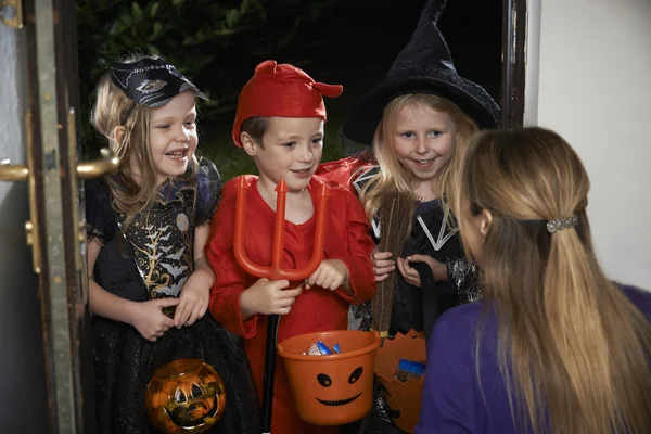 Festa de Halloween com crianças Truque ou tratamento em trajes — Fotografia de Stock