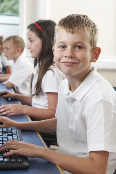 Manliga elementära elev i datorn klass — Stockfoto