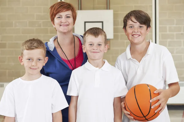 소년 학교 농구 팀과 교사 — 스톡 사진