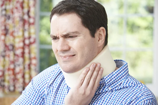 Homme portant un collier chirurgical dans la douleur — Photo