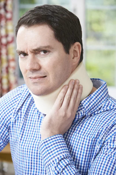 Portrait de l'homme portant le collier chirurgical dans la douleur — Photo