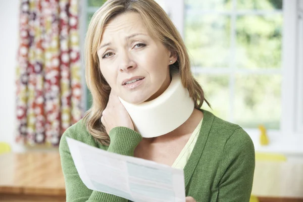 Mujer leyendo carta después de recibir lesión en el cuello — Foto de Stock