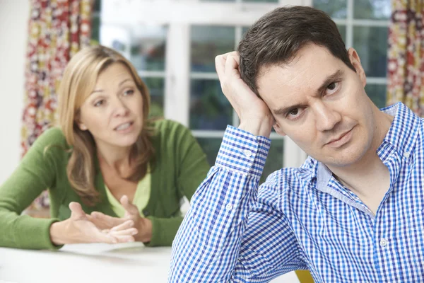 Pareja teniendo discusión en casa — Foto de Stock