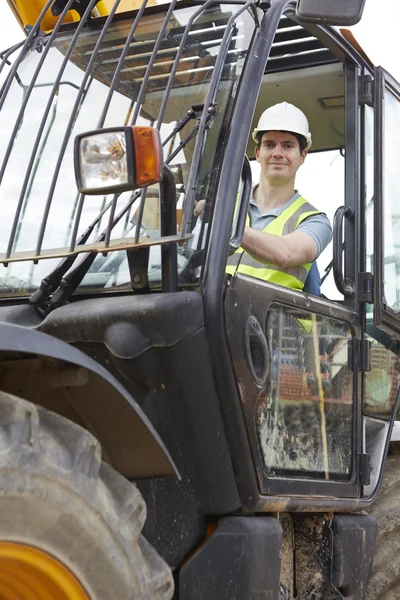 Bauarbeiter fährt Bagger auf Baustelle — Stockfoto