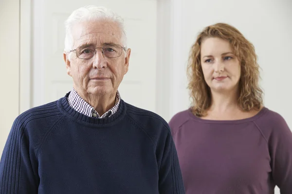 Ernstige Senior Man met volwassen dochter thuis — Stockfoto