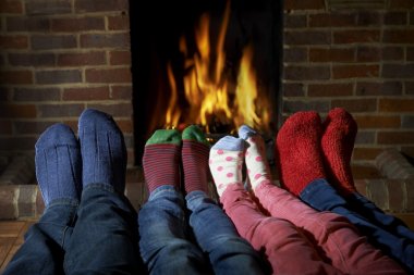 Aile giyen ateş tarafından ısınma ayak çorap